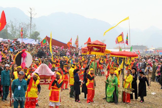 Mở đầu lễ hội là nghi lễ phồn thực Ná Nhèm, đây là nghi lễ vừa được trao bằng di sản văn hóa phi vật thể quốc gia năm 2016.