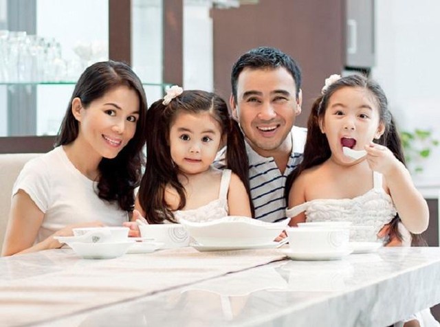 
 Gia đình hạnh phúc của MC Quyền Linh.
