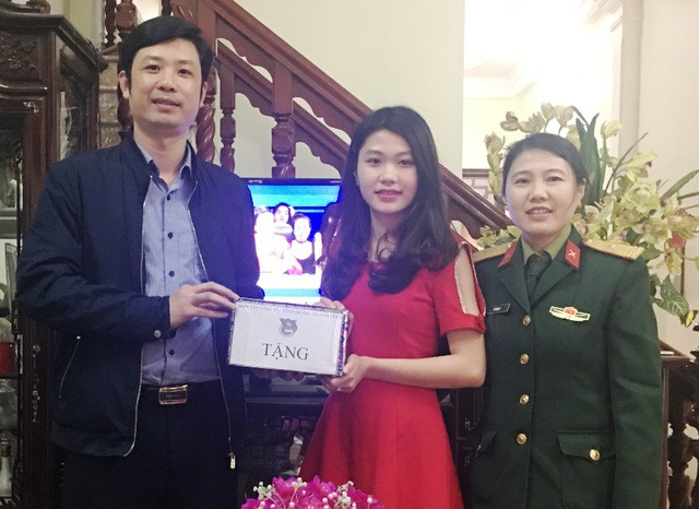 
Anh L&ecirc; Văn Trung - B&iacute; thư Tỉnh đo&agrave;n Thanh H&oacute;a thăm, tặng qu&agrave; v&agrave; động vi&ecirc;n em Linh trước khi l&ecirc;n đường nhập ngũ
