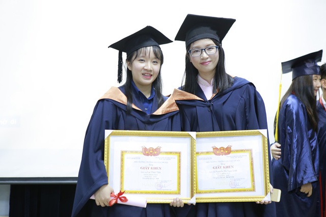 
Ngọc Linh (phải) và bạn trong ngày tốt nghiệp Đại học.
