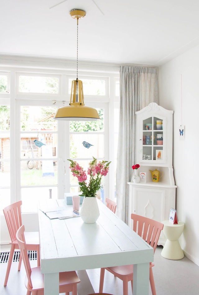 Những bộ bàn ăn với sắc hồng pastel làm tăng nét nữ tính cho cả căn phòng.