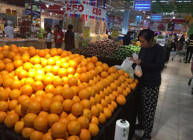 V&igrave; t&acirc;m l&iacute; s&iacute;nh ngoại n&ecirc;n kh&ocirc;ng &iacute;t người mua c&aacute;c loại hoa quả nhập khẩu với gi&aacute; đắt đỏ