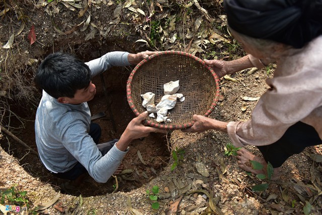 Để c&oacute; được đất ngon với số lượng lớn họ phải đ&agrave;o s&acirc;u xuống 5-7 m. Tuy nhi&ecirc;n, b&acirc;y giờ &ocirc;ng Lai chỉ đ&agrave;o những hố n&ocirc;ng 1-2 m tr&ecirc;n quả đồi sau nh&agrave; để lấy v&agrave;i kg mỗi lần.