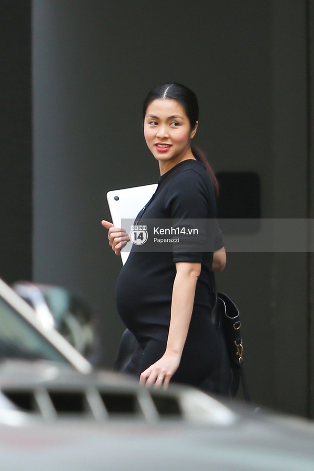 
Có thể thấy, Hà Tăng đang tăng cân khá nhiều trong tháng cuối của thai kì. Tuy nhiên cô vẫn rất cuốn hút và xinh đẹp khi xuất hiện.
