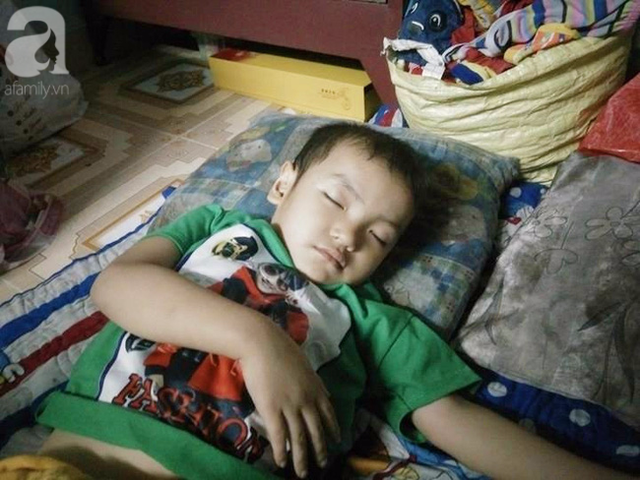 Sau gần 3 tiếng lạc mẹ, b&eacute; Hơn ngủ ngon l&agrave;nh tại nh&agrave; trọ của m&igrave;nh