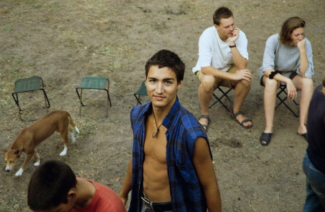 
Vẻ đẹp phong trần của &ocirc;ng Trudeau khi c&ograve;n trẻ (Ảnh: Twitter)
