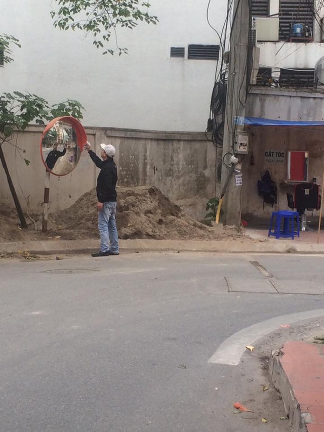 &Ocirc;ng ch&uacute; cắt t&oacute;c với b&igrave;nh xịt tr&ecirc;n tay. Ảnh: Facebook N.H.