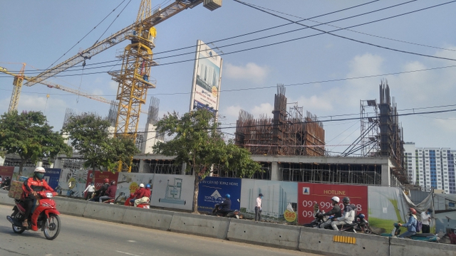 Công trình thi công nằm liền kề khu dân cư