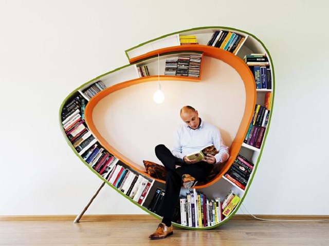 2. Chiếc ghế này do nhà thiết kế Atelier tạo ra cho phép bạn bao quanh mình toàn là các cuốn sách yêu thích.