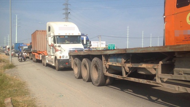 C&aacute;c phương tiện &ugrave;n ứ k&eacute;o d&agrave;i sau va chạm.