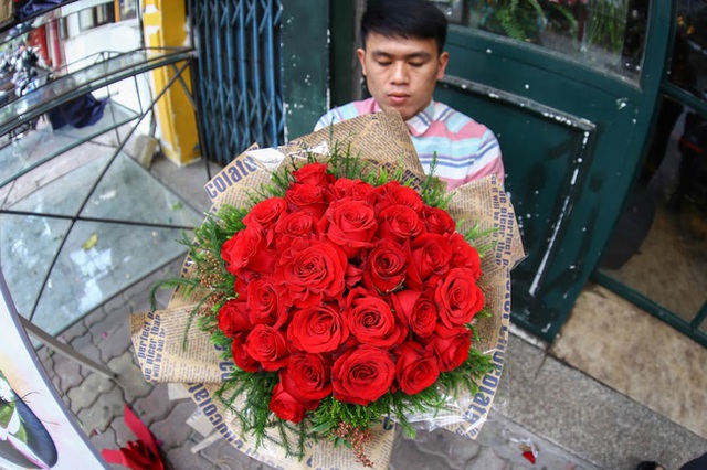 Là dịp bày tỏ tình cảm yêu thương chân thành đến phái đẹp nên các quý ông đều không tiếc tiền đặt mua những bó hoa thật hoành tráng.