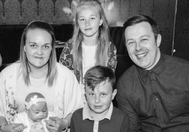 
Mẹ Amy và bố Stephen, cùng chị gái Elisha và anh trai Alfie cố gắng chăm sóc Poppy bất chấp bệnh tình của cô bé.
