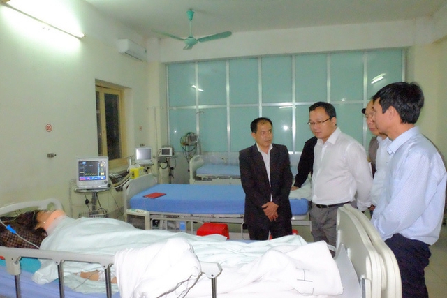 &Ocirc;ng Khuất Việt H&ugrave;ng, Ph&oacute; Chủ tịch chuy&ecirc;n tr&aacute;ch Ủy ban ATGT Quốc gia đến viện thăm hỏi bệnh nh&acirc;n.