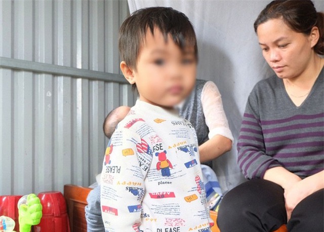 Nhiều hàng xóm qua thăm hỏi bé H.
