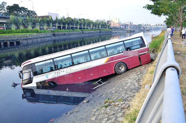 Rất may t&agrave;i xế v&agrave; phụ xe kh&ocirc;ng bị thương do kịp tho&aacute;t ra ngo&agrave;i.