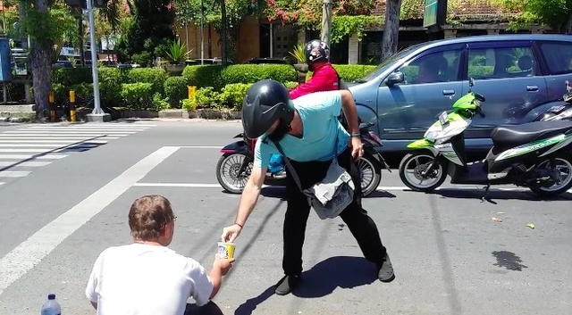 Benjamin Holst từng tới Indonesia v&agrave; nhiều nước kh&aacute;c.