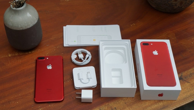 
Đây là chiếc 7 Plus phiên bản cho thị trường Trung Quốc. Máy vẫn có đầy đủ các phụ kiện cơ bản, hộp đựng in hình iPhone 7 Plus màu đỏ nổi bật.
