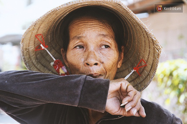 
Nó bỏ hết mấy đứa con lại cho tôi, nói nhờ chăm sóc giùm rồi một thời gian nó quay lại. Đến nay cũng đã hơn hai tháng, tôi không thấy tăm hơi vợ chồng nó đâu hết. Bây giờ tôi chỉ biết gắng gượng nuôi 4 đứa nhỏ lớn khôn. Ngày nào tôi với bé Tâm cũng đi bán vé số, hai bà cháu kéo theo bé Thảo cùng đi để tiện chăm sóc, còn hai cháu trai thì để ở phòng trọ, bà Lệ nói.
