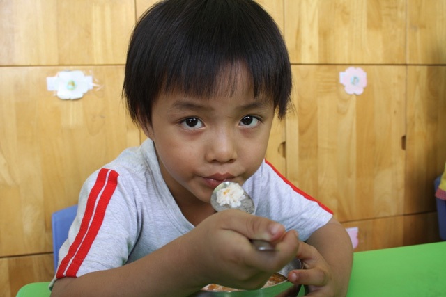 
Bé Trần Minh Việt, mới có 4 tuổi, chưa cảm nhận hết nỗi đau mất cha mẹ.
