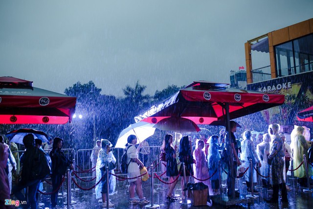 Rất nhiều khán giả cố gắng đứng trong mưa để có thể gặp Sơn Tùng. Nhưng thời tiết đã khiến ban tổ chức buộc phải di chuyển địa điểm giao lưu vào phía trong.