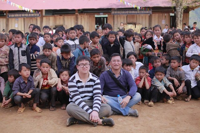 
Ngoài học tập, Minh còn tham gia các hoạt động từ thiện cho trẻ em vùng cao cùng bố
