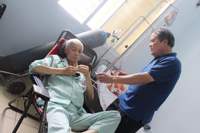 Em trai nghệ sĩ Duy Thanh, c&ugrave;ng c&aacute;c th&agrave;nh vi&ecirc;n trong gia đ&igrave;nh như vợ, con g&aacute;i của nghệ sĩ thay phi&ecirc;n t&uacute;c trực b&ecirc;n giường bệnh. Ảnh: H&agrave; Đinh.