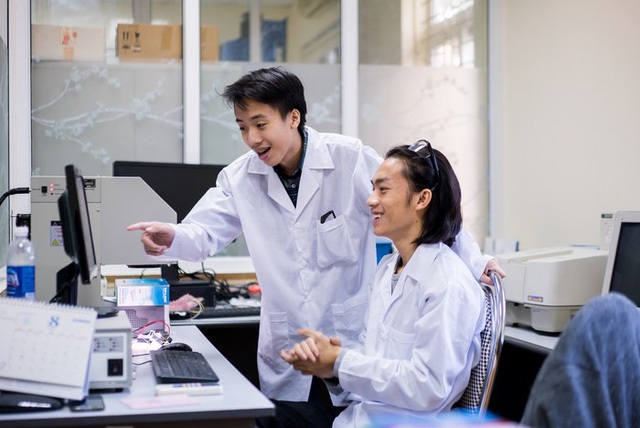 
Nam sinh 17 tuổi say m&ecirc; l&agrave;m khoa học.
