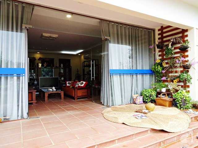 
To&agrave;n bộ phần tường trước được sử dụng chất liệu k&iacute;nh để kết nối với thi&ecirc;n nhi&ecirc;n b&ecirc;n ngo&agrave;i.
