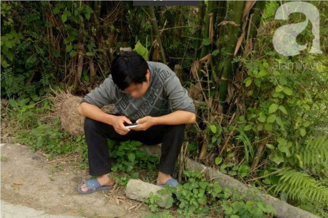 
Người n&agrave;y cầm chiếc điện thoại đưa h&igrave;nh chị L. đi khắp l&agrave;ng để hỏi
