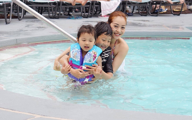 
Trong kỳ nghỉ ở Las Vegas, 3 mẹ con Jennifer Phạm thỏa thích bơi lội. Người đẹp tiết lộ, ngày nào Bảo Nam và bé Na cũng đòi mẹ cho đi bơi. Cả hai còn thích xem show ca nhạc và xiếc.

