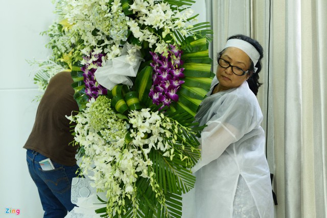 
Một m&igrave;nh b&agrave; lo hậu sự cho chồng. Ảnh: B&aacute; Ngọc.

