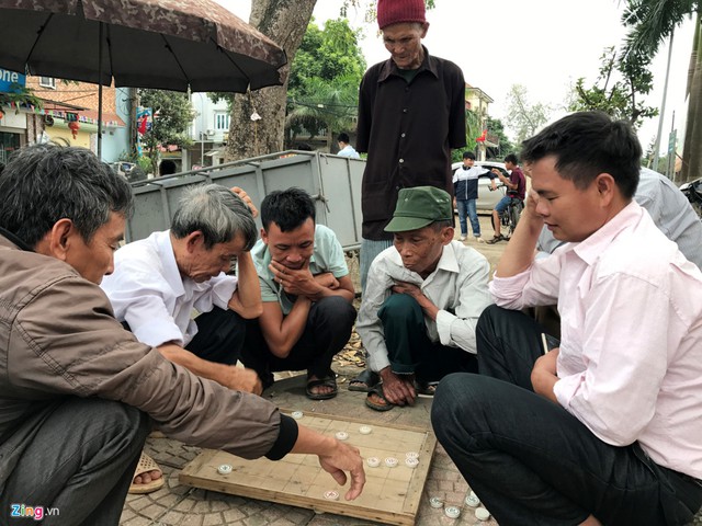 Những người đ&agrave;n &ocirc;ng vừa mới căng thẳng v&agrave;o s&aacute;ng 22/4, nay đ&atilde; thoải m&aacute;i ngồi chơi cờ, việc m&agrave; họ kh&ocirc;ng nghĩ đến suốt 8 ng&agrave;y qua.