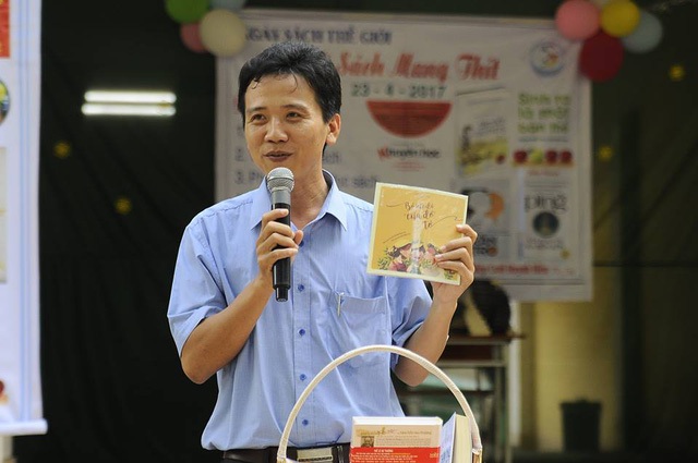 
Thấy Huỳnh Văn Thế giới thiệu về s&aacute;ch với học tr&ograve;
