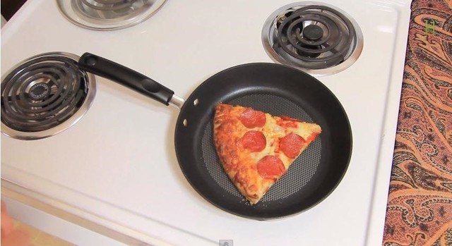 Anthony Falco, đầu bếp chuyên về pizza của nhà hàng Roberta’s, Mỹ, tiết lộ, cho những lát pizza nguội vào một chiếc chảo chống dính rồi đun trên lửa vừa trong vài phút là cách làm nóng ngon nhất.