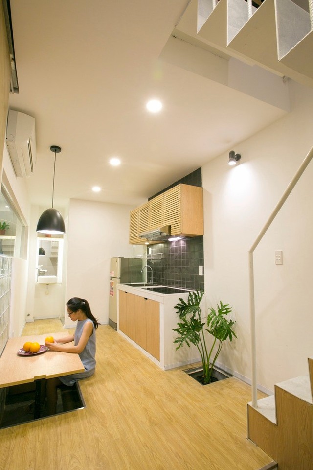 Phòng đầu tiên nhìn thấy khi bước chân vào căn nhà là phòng bếp kiêm không gian sinh hoạt chung.