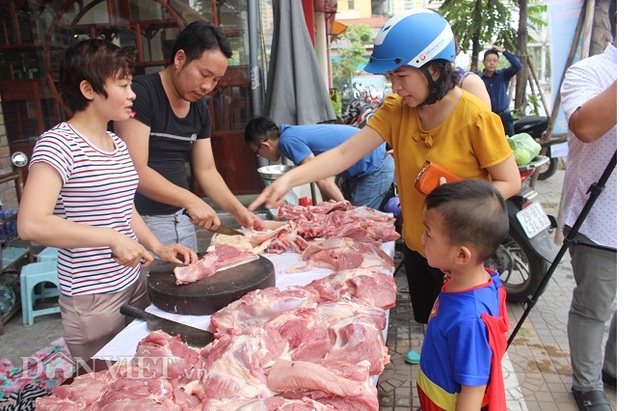 Với giá đổ đồng 60.000 đồng/kg thịt lợn, nhiều khách hàng đặt mua thịt với số lượng lớn. Ảnh: Thu Hà.