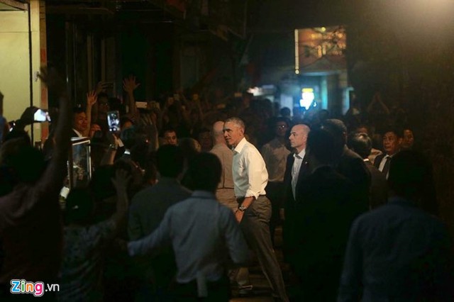 Tổng thống Obama đến quán bún chả trên phố Lê Văn Hưu. Ảnh: Anh Tuấn.