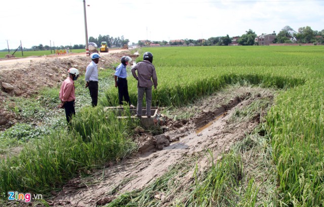 Người dân Quế Võ cho biết vụ tai nạn 3 người chết quá thảm khốc, lần đầu xảy ra ở địa phương. Ảnh: Hoàng Lam.