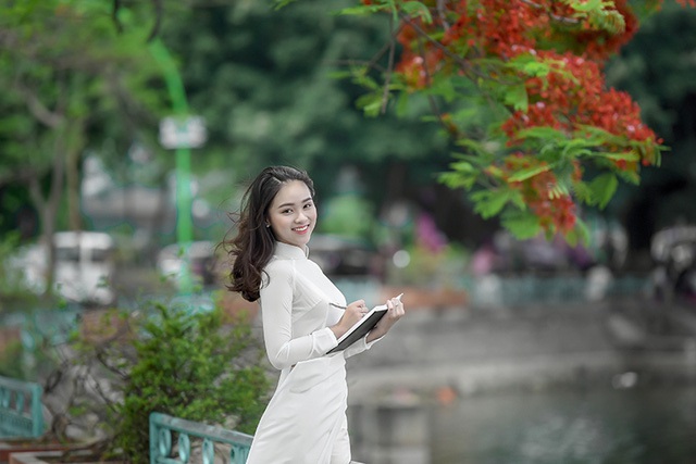 Ngọc Anh n&oacute;i: Hoa phượng v&agrave; &aacute;o d&agrave;i trắng gắn liền với tuổi học tr&ograve;, em muốn chụp bộ n&agrave;y để lưu lại những khoảnh khắc đẹp nhất ở tuổi 16.