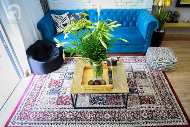 Phòng khách ấn tượng với chiếc sofa xanh đặt đóng riêng.