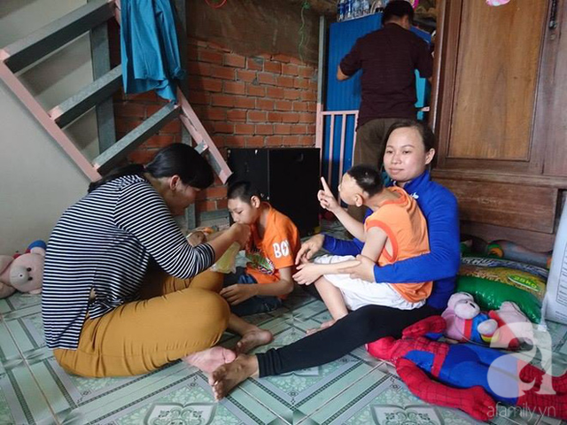 Chị Huyền v&agrave;o thăm 2 con