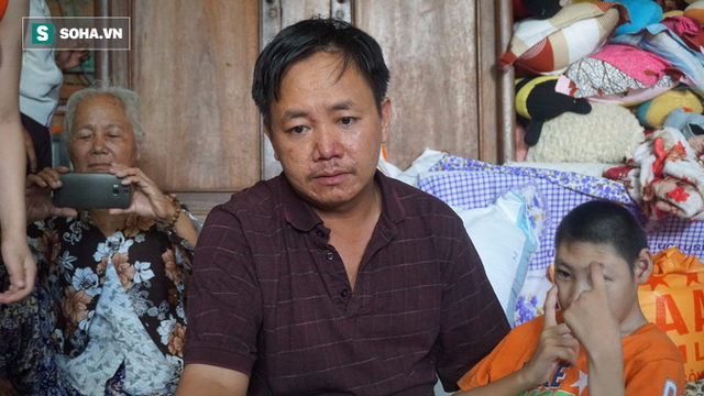 Anh Nghị c&ugrave;ng đứa con tật nguyền.