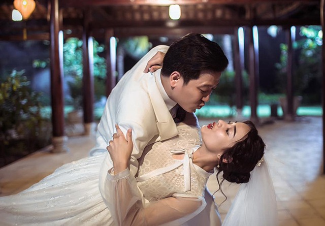 
Khoảnh khắc chu môi bá đạo của cặp đôi được nhiếp ảnh ghi lại. Cô dâu Nhã Phương khiến fan phì cười vì vẻ đáng yêu.
