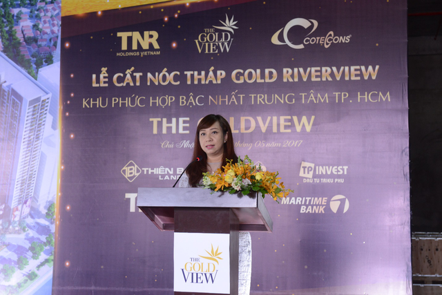 Bà Phạm Thị Minh Hiếu – Phó Tổng giám đốc TNR Holdings Việt Nam phát biểu tại buổi lễ cất nóc tháp Gold RiverView
