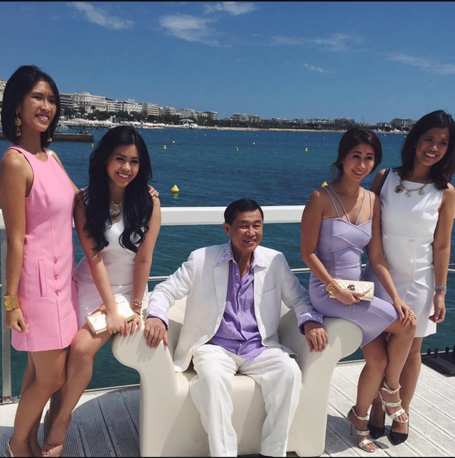 
Thảo Tiên chụp ảnh cùng bố và các chị trên du thuyền
