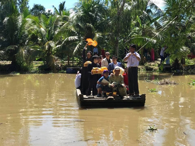 
Nhà trai phải ngồi trên một chiếc bè đặc biệt để vượt sông vào nhà cô dâu.
