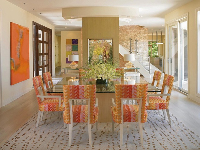 3. Bạn nghĩ gì về thiết kế phòng ăn này? Sàn nhà và các bức tường màu nhạt làm nổi bật lên những chiếc ghế màu cam có hoa văn bắt mắt.