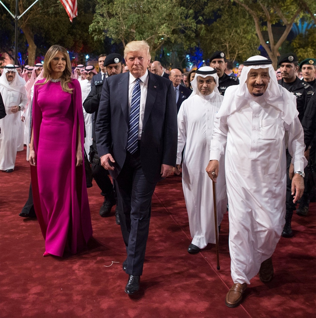 
Melania Trump diện váy hồng Reem Acra cùng Tổng thống Trump dự lễ đón do Nhà vua Salman bin Abdulaziz Al Saud tổ chức tại cung điện Al Murabba ở Riyadh ngày 20/5.Xuất sắc và cẩn trọng: Đệ nhất phu nhân Mỹ Melania Trump được ca ngợi vì trang phục tôn trọng Arab Saudi, tờ Arab News giật tít trên trang nhất ngày hôm đó.
