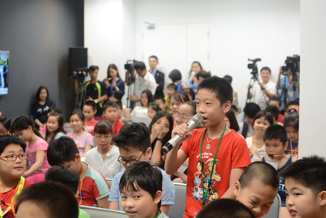 Nhiều bạn nhỏ đặt những câu hỏi rất dễ thương cho khách mời Hoàng Xuân Vinh.