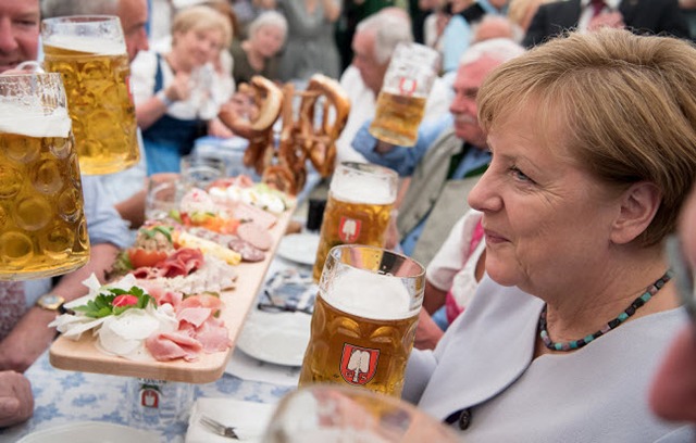 
Thủ tướng Đức Angela Merkel thưởng thức bia tại hội chợ Truderinger Festwoche ở thành phố Munich vào ngày 28.5.
